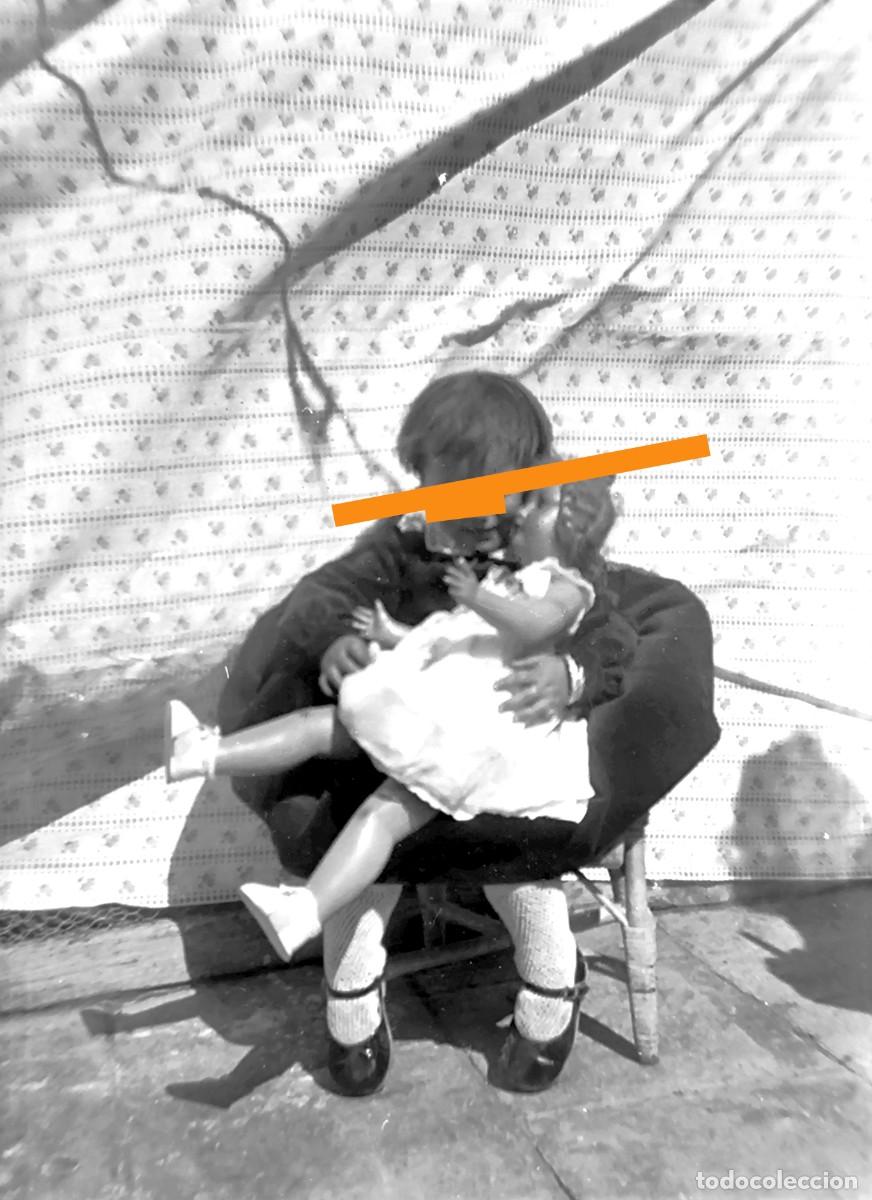 Fotograf&iacute;a antigua: Antiguo negativo de fotograf&iacute;a. Ni&ntilde;a con su mu&ntilde;eca. A&ntilde;os 30/40
