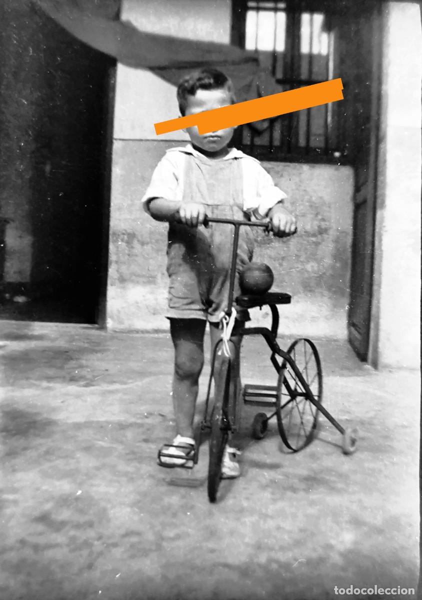 Fotograf&iacute;a antigua: Antiguo negativo de fotograf&iacute;a. Ni&ntilde;o con triciclo. A&ntilde;os 30