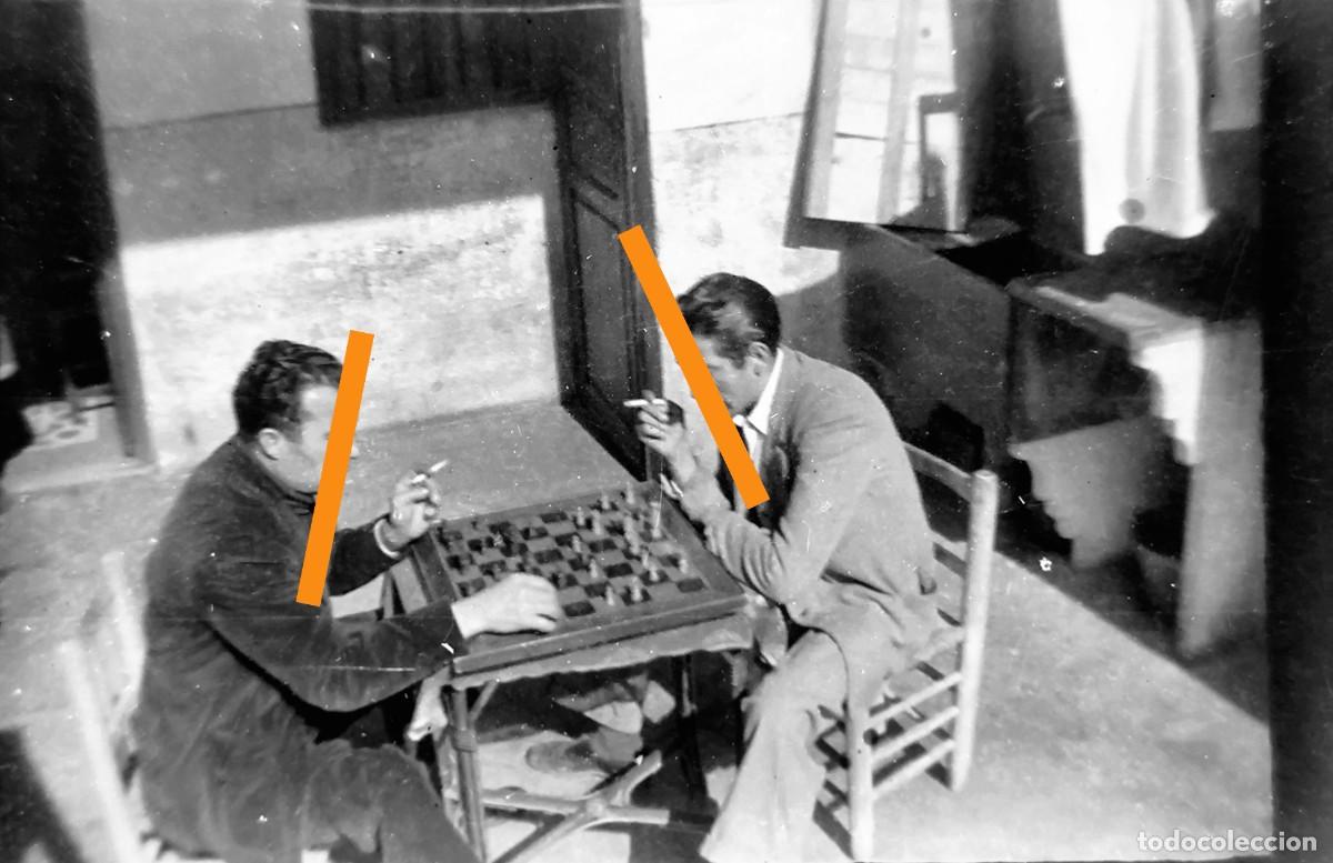 Fotograf&iacute;a antigua: Antiguo negativo de fotograf&iacute;a. Jugando al ajedrez. A&ntilde;os 30
