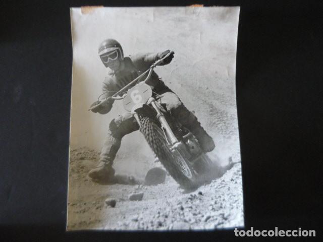 Fotograf&iacute;a antigua: FRANCISCO LANCHO CORREDOR MOTOCICLISMO CON MOTO MONTESA ANTIGUA FOTOGRAFIA ORIGINAL 18 X 24 CM