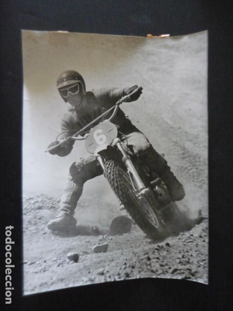 Fotograf&iacute;a antigua: FRANCISCO LANCHO CORREDOR MOTOCICLISMO CON MOTO MONTESA ANTIGUA FOTOGRAFIA ORIGINAL 18 X 24 CM
