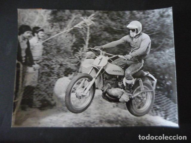 Fotograf&iacute;a antigua: FRANCISCO LANCHO CORREDOR MOTOCICLISMO CON MOTO MONTESA ANTIGUA FOTOGRAFIA ORIGINAL 18 X 24 CM