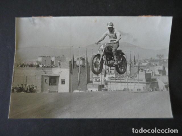 Fotograf&iacute;a antigua: FRANCISCO LANCHO CORREDOR MOTOCICLISMO VI MOTOCROSS BARCELONA ANTIGUA FOTOGRAFIA ORIGINAL 18 X 12 CM
