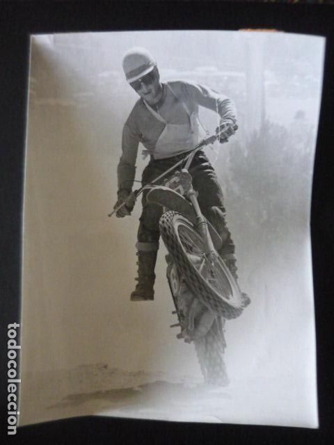 Fotograf&iacute;a antigua: JESUS SAIZ CORREDOR MOTOCICLISMO XII MOTOCROSS CIUDAD MANRESA ANTIGUA FOTOGRAFIA ORIGINAL 18 X 24 CM