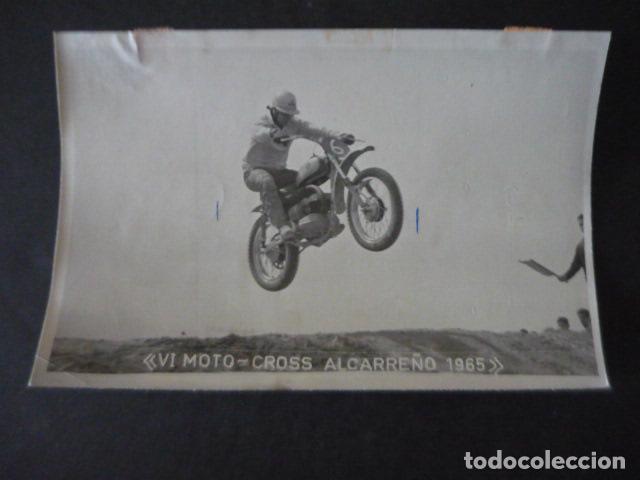 Fotograf&iacute;a antigua: JESUS SAIZ CORREDOR MOTOCICLISMO VI MOTOCROSS ALCARRE&Ntilde;O 1965 ANTIGUA FOTOGRAFIA ORIGINAL 18 X 12 CM