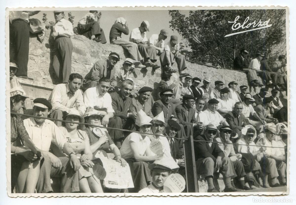 Fotograf&iacute;a antigua: Ordu&ntilde;a, espectadores en el tendido de la plaza de toros. Foto Elorza Bilbao, 1955