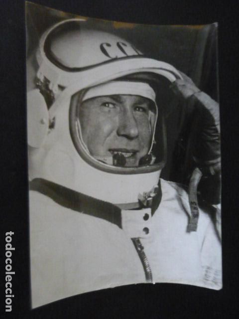 Fotograf&iacute;a antigua: LEONOF ASTRONAUTO RUSO DE LA VOSJOD II ANTIGUA FOTOGRAFIA 24 X 18 CM