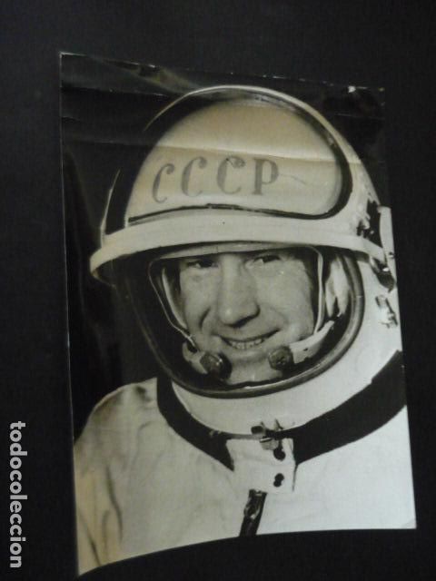 Fotograf&iacute;a antigua: LEONOF ASTRONAUTO RUSO DE LA VOSJOD II ANTIGUA FOTOGRAFIA 24 X 18 CM