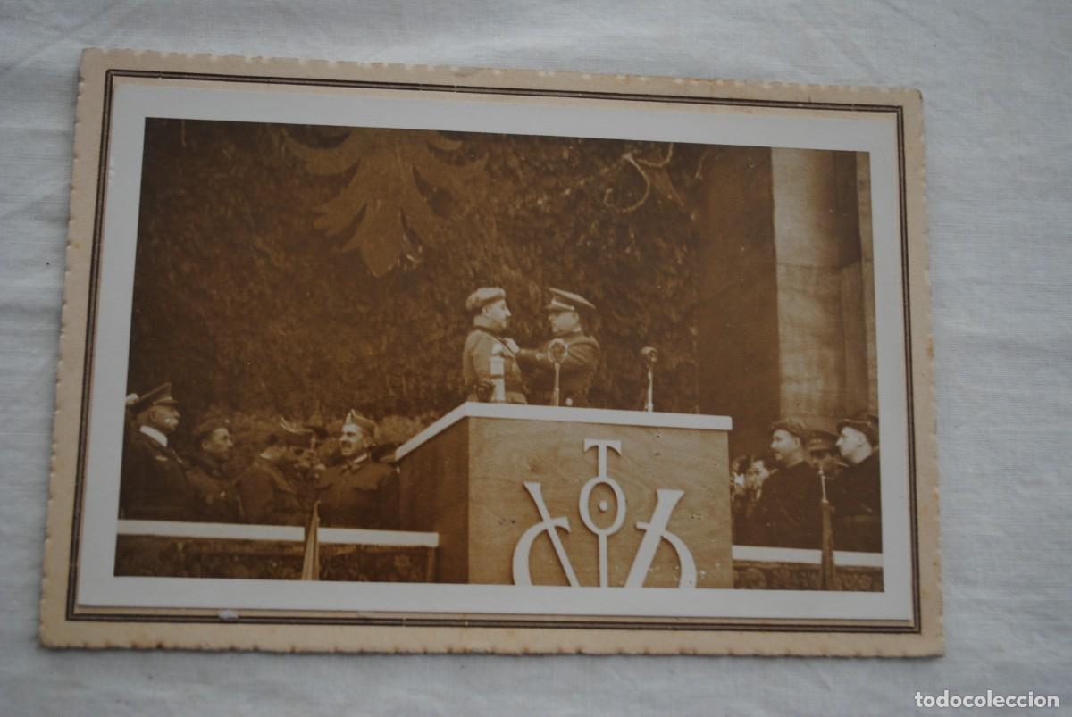 Fotograf&iacute;a antigua: EL GENERAL VARELA LE PONE CONDECORACION A FRANCO .