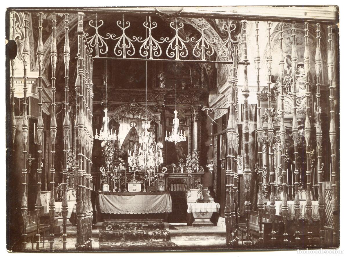 Fotografia antica: Altar con virgen y con reja g&oacute;tica, en iglesia a identificar, circa 1900