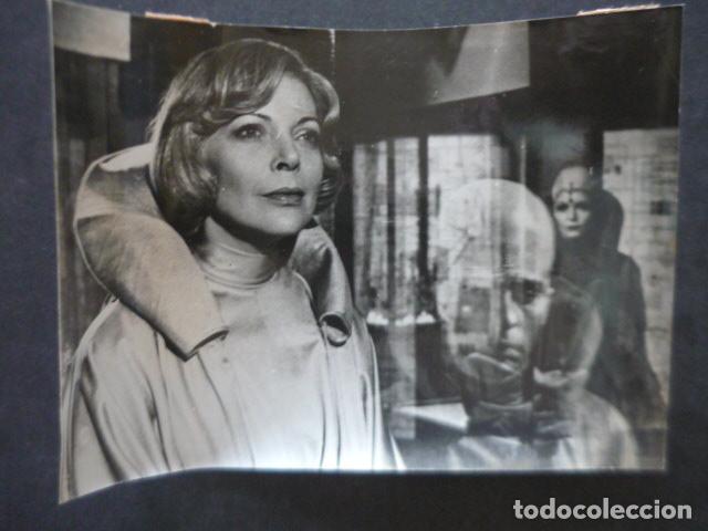 Fotograf&iacute;a antigua: TELEVISION ESPA&Ntilde;OLA SERIE LOS MISTERIOR DE PARIS ANTIGUA FOTOGRAFIA ORIGINAL 13 X 18 CM