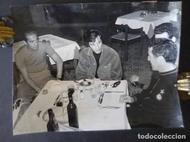 Fotograf&iacute;a antigua: RAFAEL DE CORDOVA BAILAOR BAILARIN CON LUIS SUAREZ FUTBOLISTA ANTIGUA FOTOGRAFIA ORIGINAL 18 X 24 CM