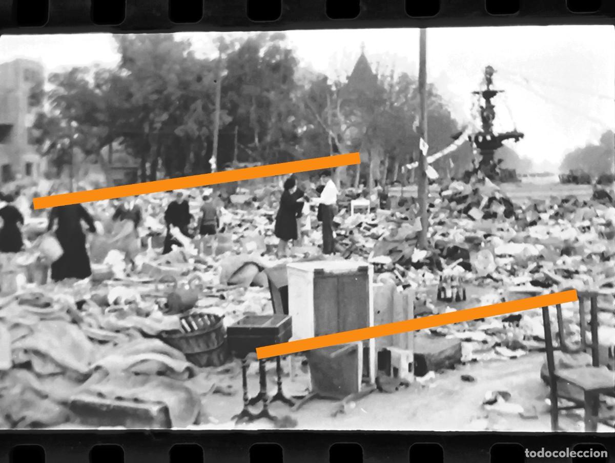 Fotograf&iacute;a antigua: Antiguo negativo de fotograf&iacute;a. Valencia. Escombros y objetos en la calle probablemente de la riada.