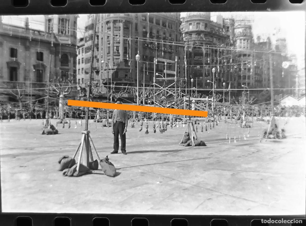 Fotograf&iacute;a antigua: Antiguo negativo de fotograf&iacute;a. Valencia. Masclet&aacute;. Fallas de Valencia. A&ntilde;os 60.