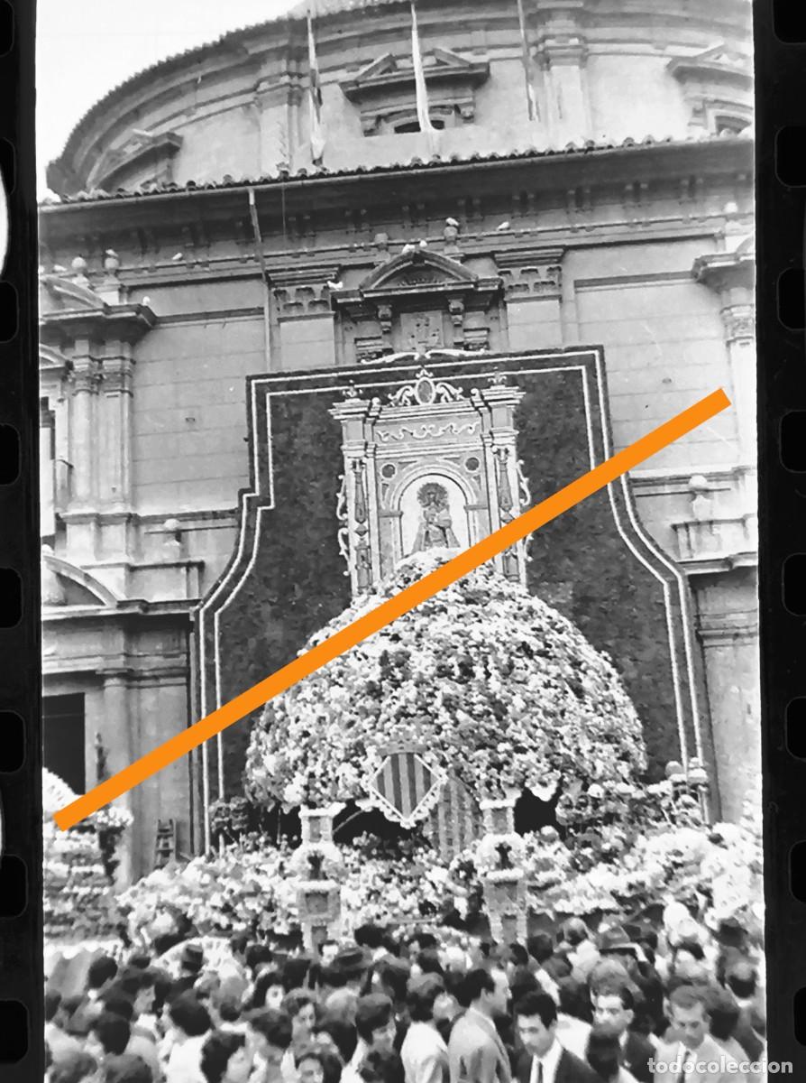 Fotograf&iacute;a antigua: Antiguo negativo de fotograf&iacute;a. Valencia. Ofrenda a la Virgen. Fallas de Valencia. A&ntilde;o 1961.