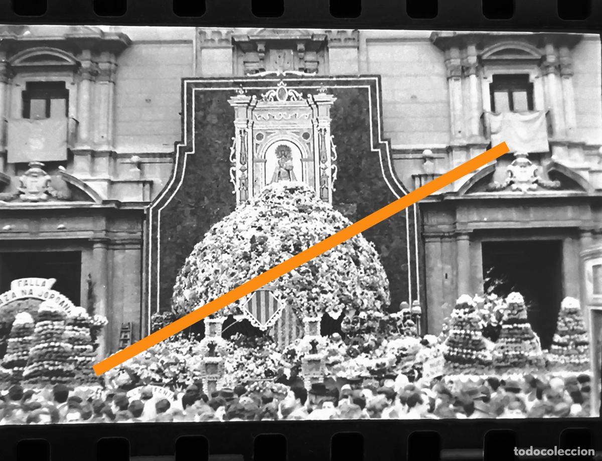 Fotograf&iacute;a antigua: Antiguo negativo de fotograf&iacute;a. Valencia. Ofrenda a la Virgen. Fallas de Valencia. A&ntilde;o 1961.