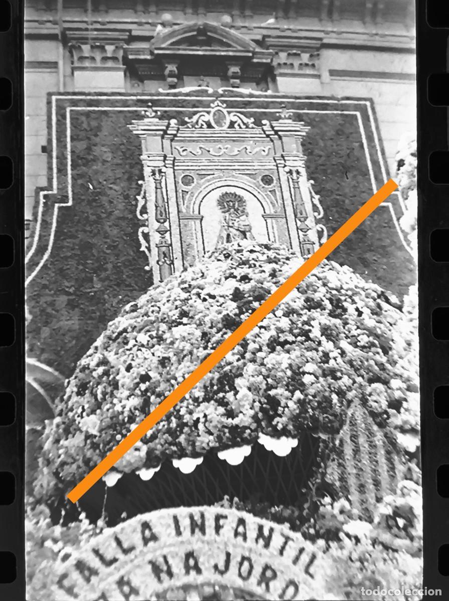 Fotograf&iacute;a antigua: Antiguo negativo de fotograf&iacute;a. Valencia. Ofrenda a la Virgen. Fallas de Valencia. A&ntilde;o 1961.