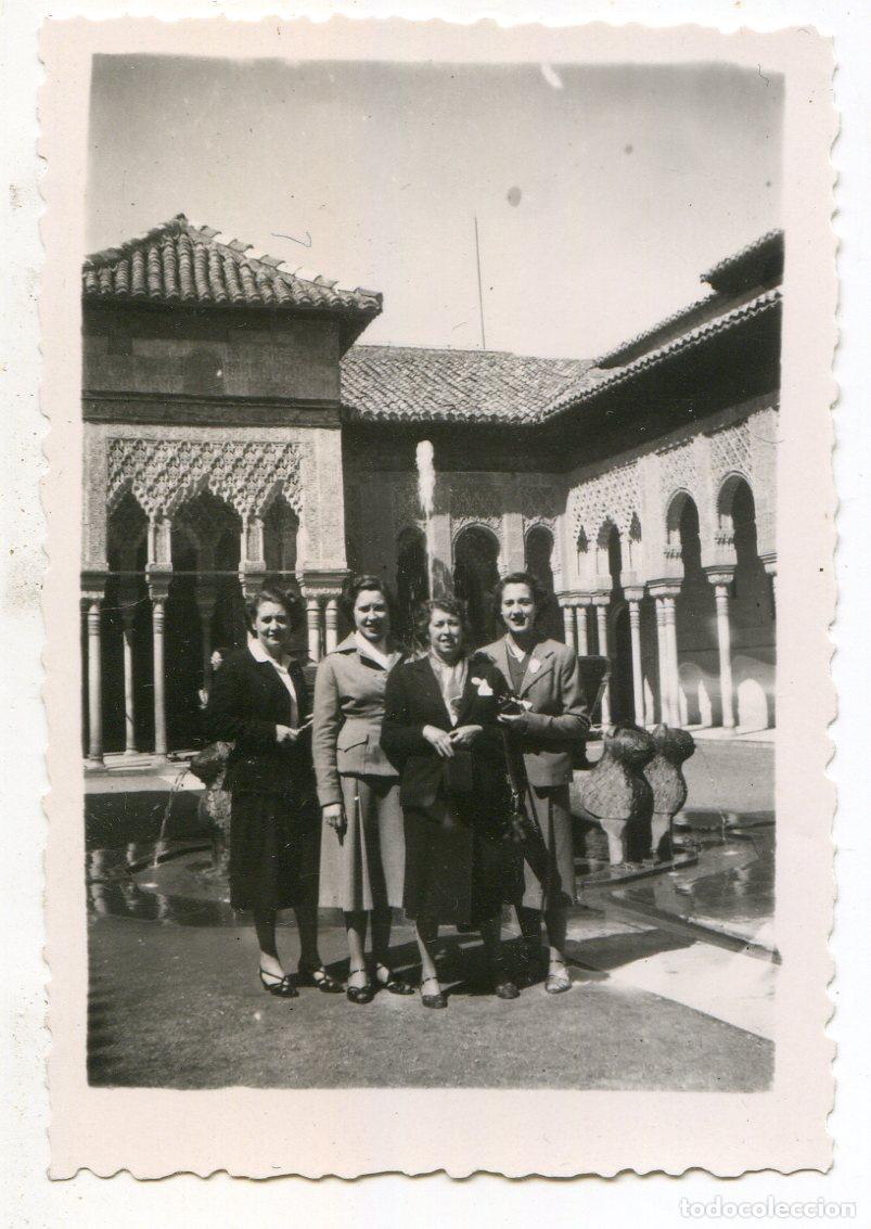 Fotograf&iacute;a antigua: Alhambra de Granada, grupo de se&ntilde;oritas en la fuente de los Leones, circa 1955