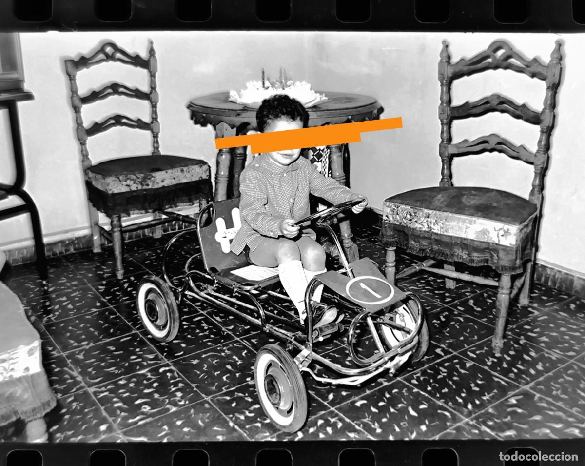 Fotograf&iacute;a antigua: Antiguo negativo de fotografia. Ni&ntilde;o con el cochecito. A&ntilde;os 60