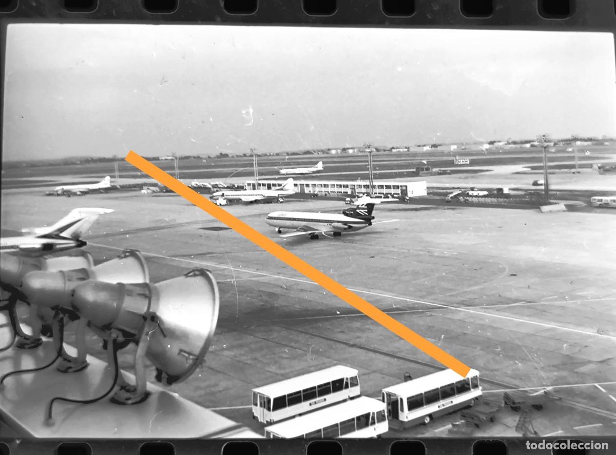 Fotograf&iacute;a antigua: Antiguo negativo de fotografia. En el aeropuerto. Avi&oacute;n. A&ntilde;os 60