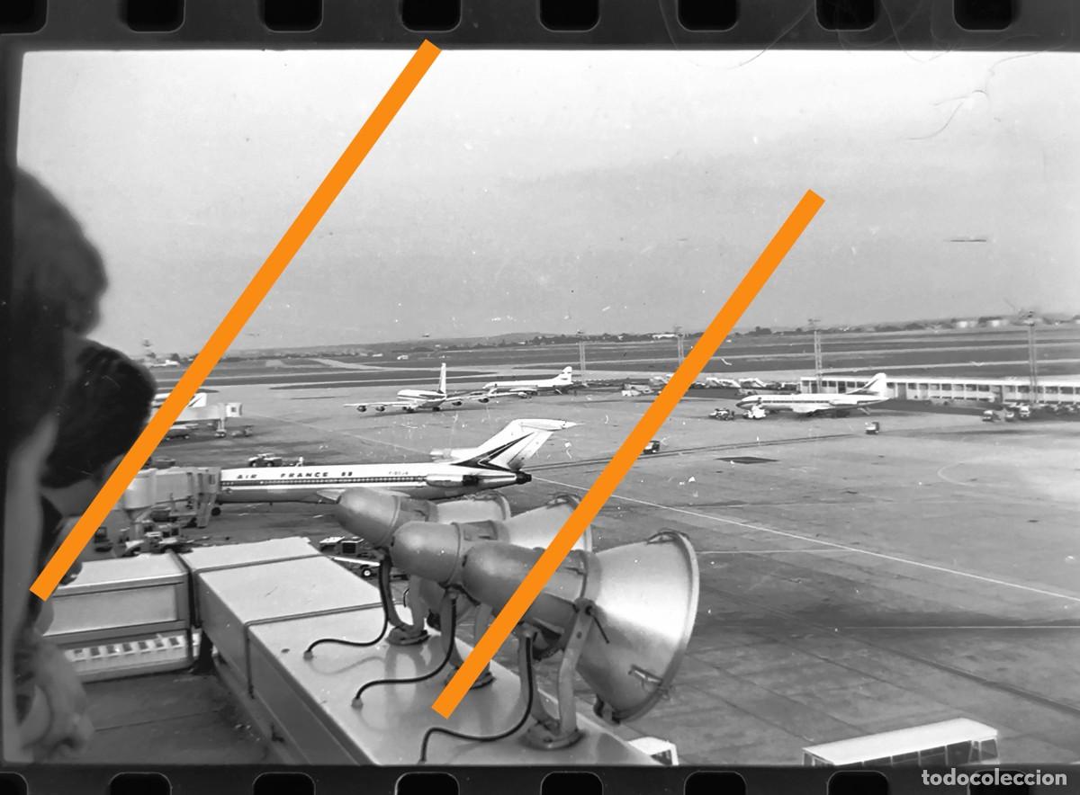 Fotograf&iacute;a antigua: Antiguo negativo de fotografia. En el aeropuerto. Avi&oacute;n. A&ntilde;os 60