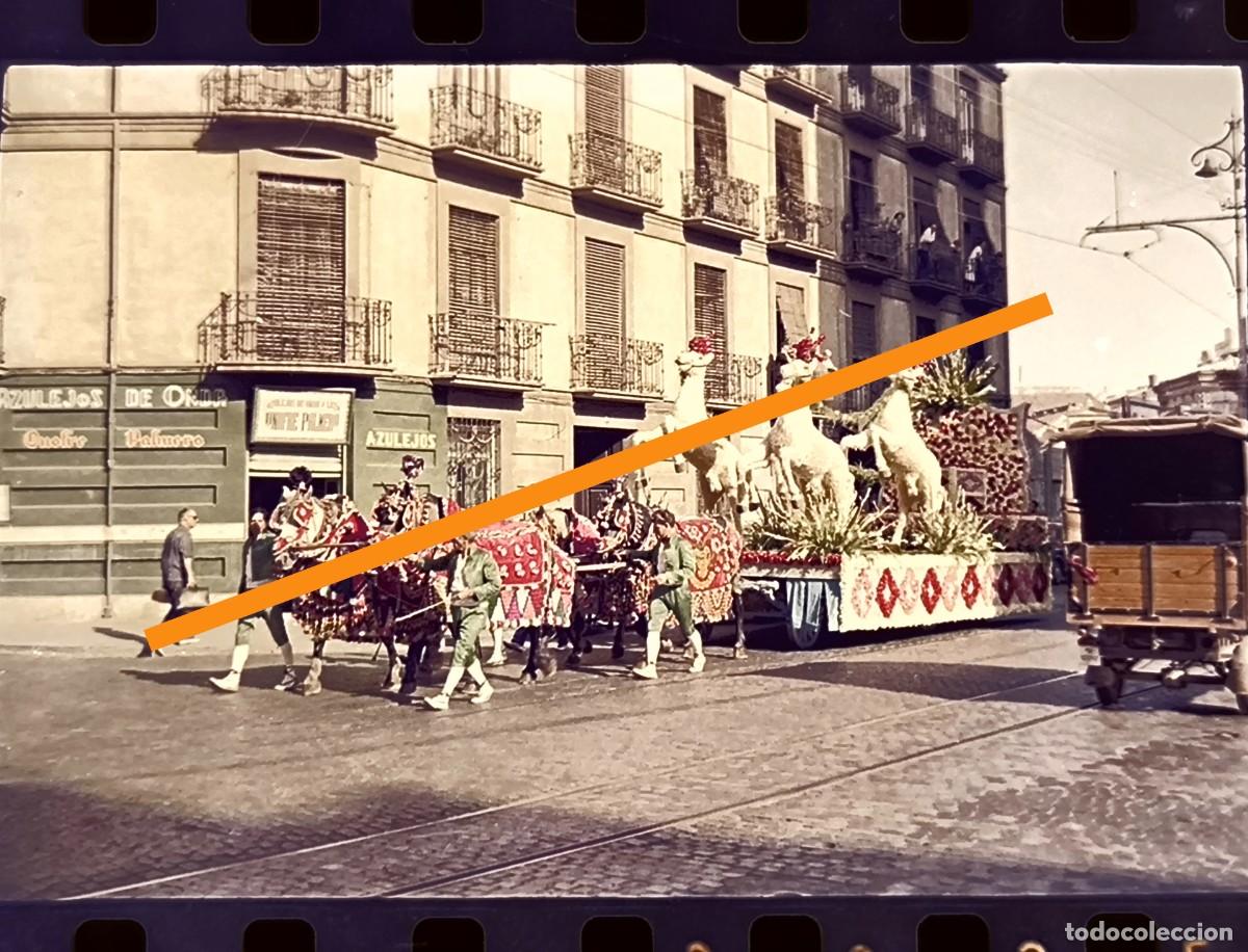 Fotograf&iacute;a antigua: Antiguo negativo de fotograf&iacute;a. Carroza de Fallas de Lanas Arag&oacute;n. Valencia a&ntilde;os 60.