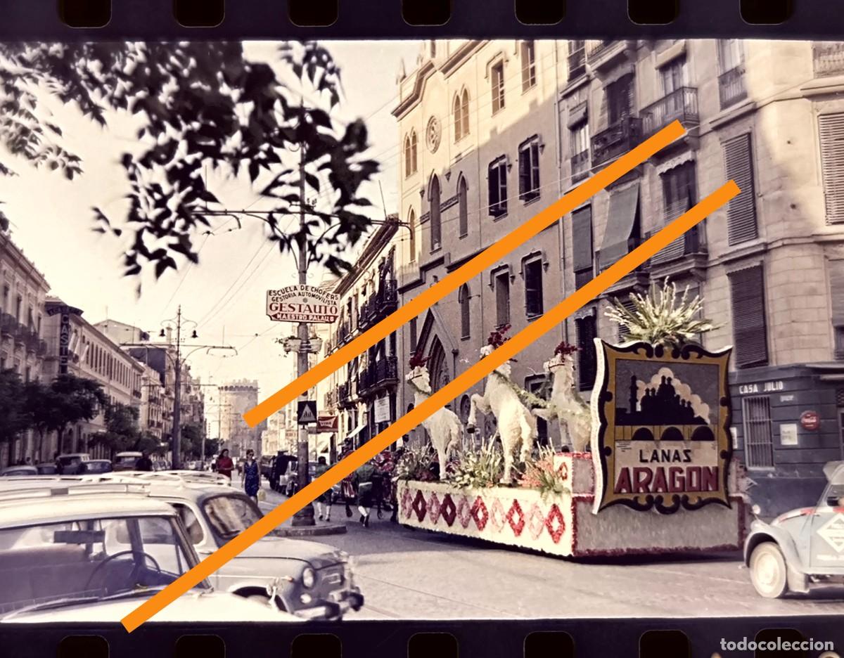 Fotograf&iacute;a antigua: Antiguo negativo de fotograf&iacute;a. Carroza de Fallas de Lanas Arag&oacute;n. Valencia a&ntilde;os 60.
