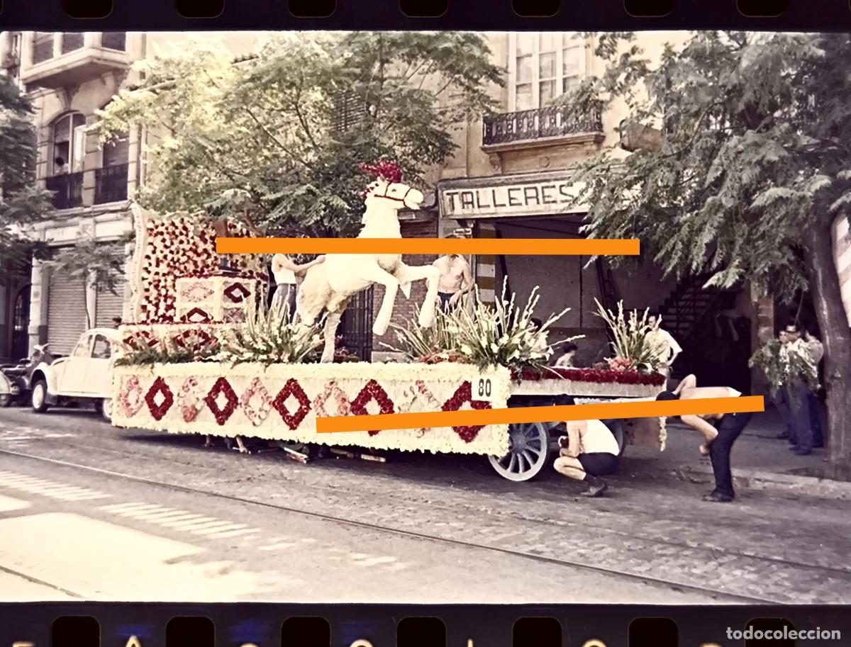 Fotograf&iacute;a antigua: Antiguo negativo de fotograf&iacute;a. Carroza de Fallas de Lanas Arag&oacute;n. Valencia a&ntilde;os 60.