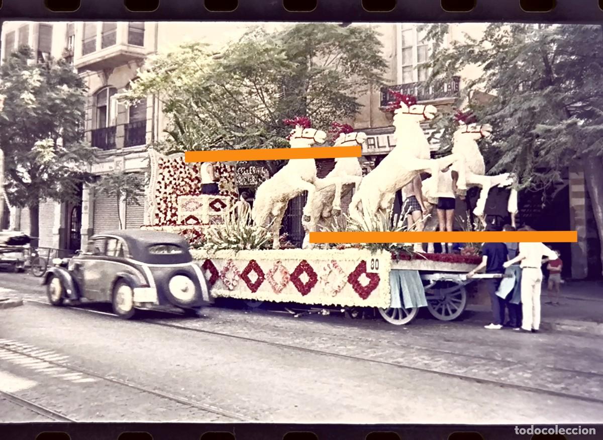 Fotograf&iacute;a antigua: Antiguo negativo de fotograf&iacute;a. Carroza de Fallas de Lanas Arag&oacute;n. Valencia a&ntilde;os 60.