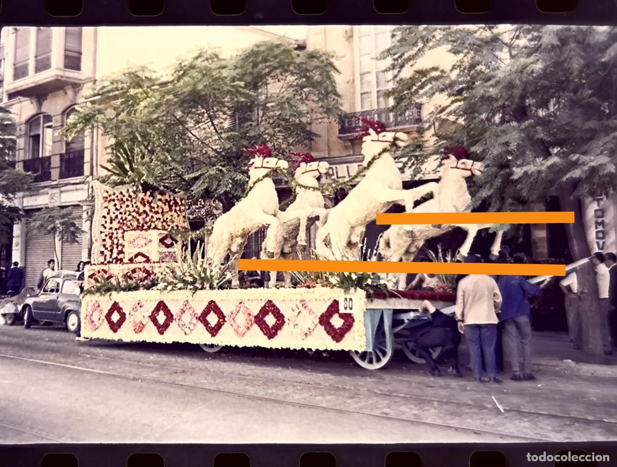Fotograf&iacute;a antigua: Antiguo negativo de fotograf&iacute;a. Carroza de Fallas de Lanas Arag&oacute;n. Valencia a&ntilde;os 60.