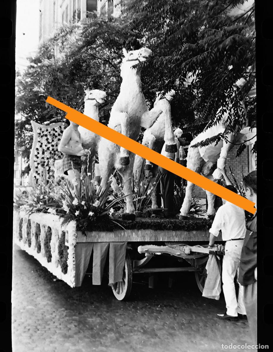 Fotograf&iacute;a antigua: Antiguo negativo de fotograf&iacute;a. Carroza de Fallas Lanas Arag&oacute;n. Valencia a&ntilde;os 60.