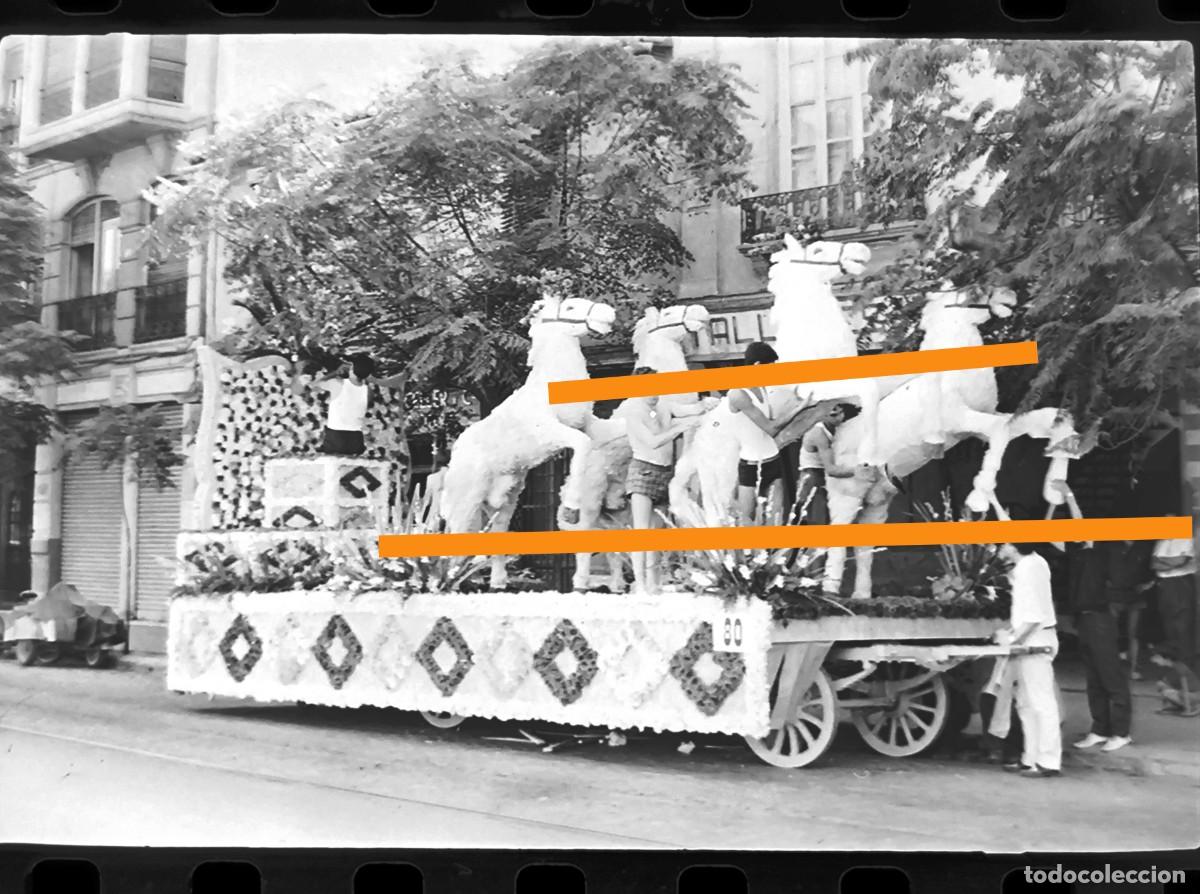 Fotograf&iacute;a antigua: Antiguo negativo de fotograf&iacute;a. Carroza de Fallas Lanas Arag&oacute;n. Valencia a&ntilde;os 60.