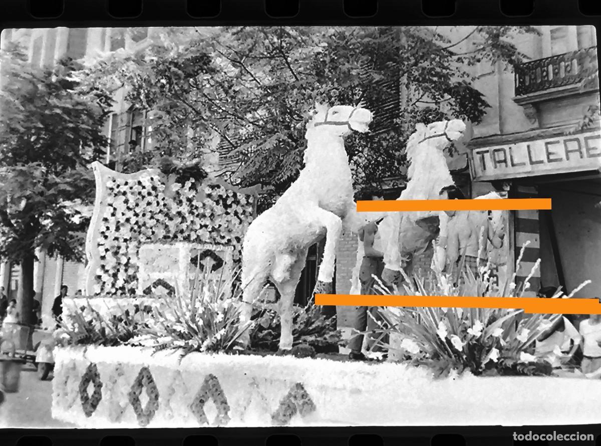 Fotograf&iacute;a antigua: Antiguo negativo de fotograf&iacute;a. Carroza de Fallas Lanas Arag&oacute;n. Valencia a&ntilde;os 60.