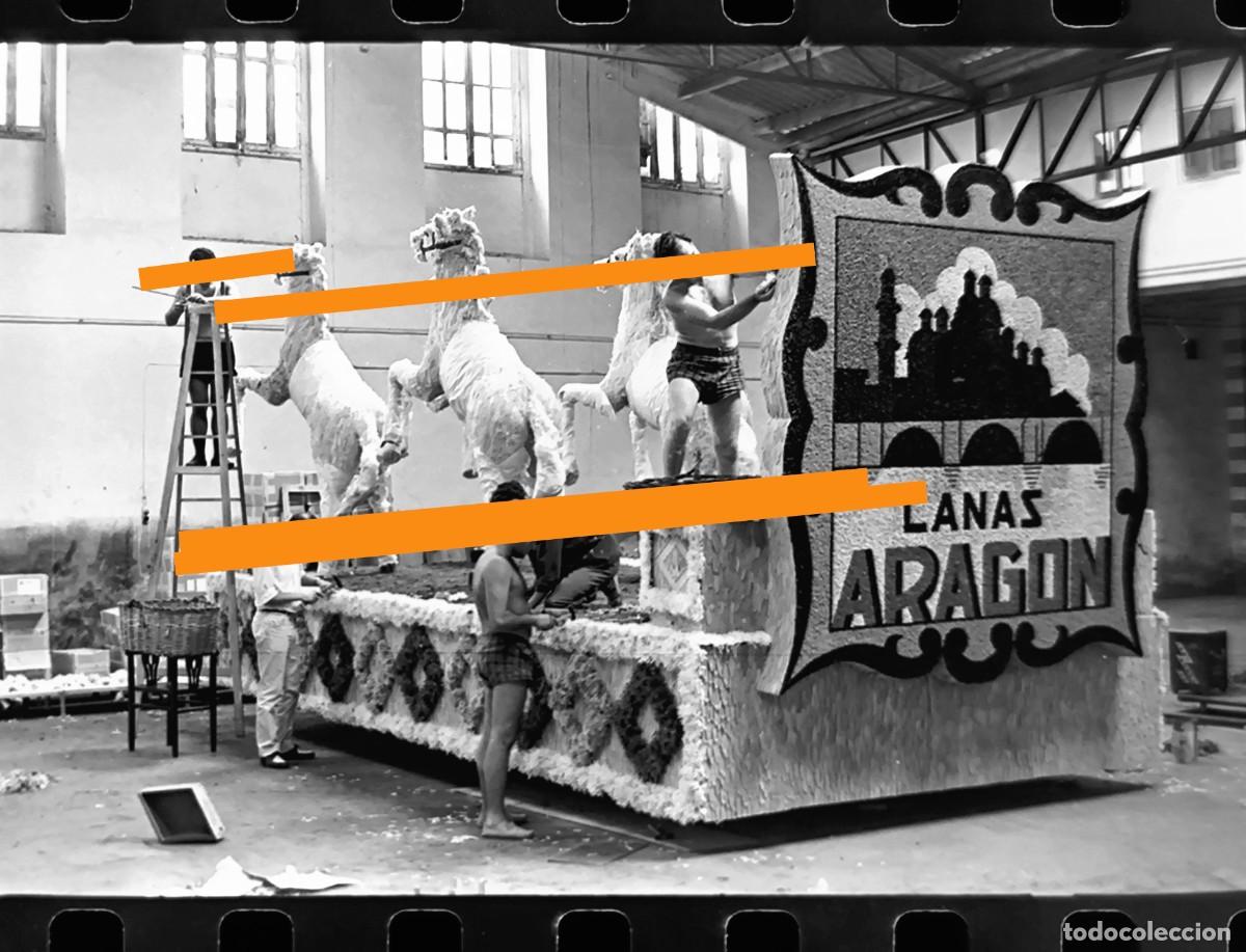 Fotograf&iacute;a antigua: Antiguo negativo de fotograf&iacute;a. Carroza de Fallas Lanas Arag&oacute;n. Valencia a&ntilde;os 60.