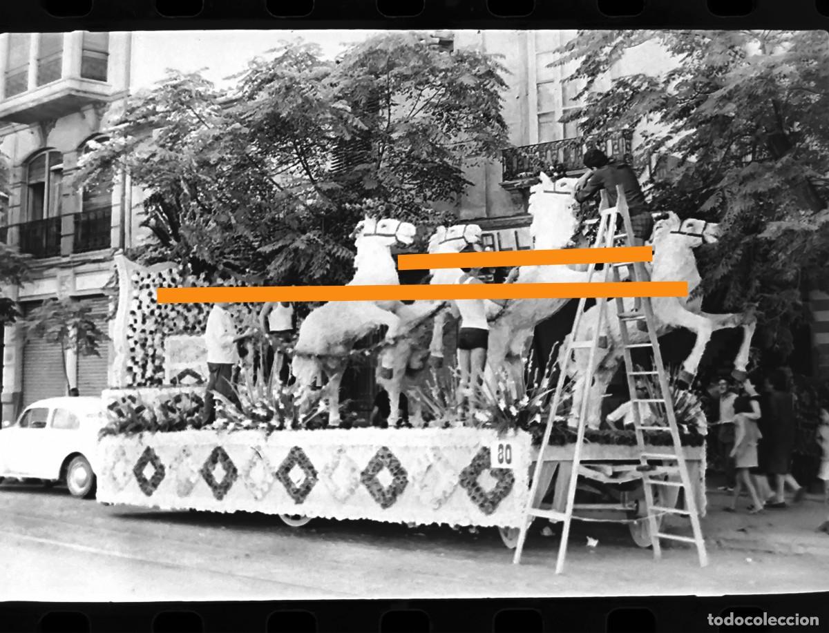 Fotograf&iacute;a antigua: Antiguo negativo de fotograf&iacute;a. Carroza de Fallas Lanas Arag&oacute;n. Valencia a&ntilde;os 60.