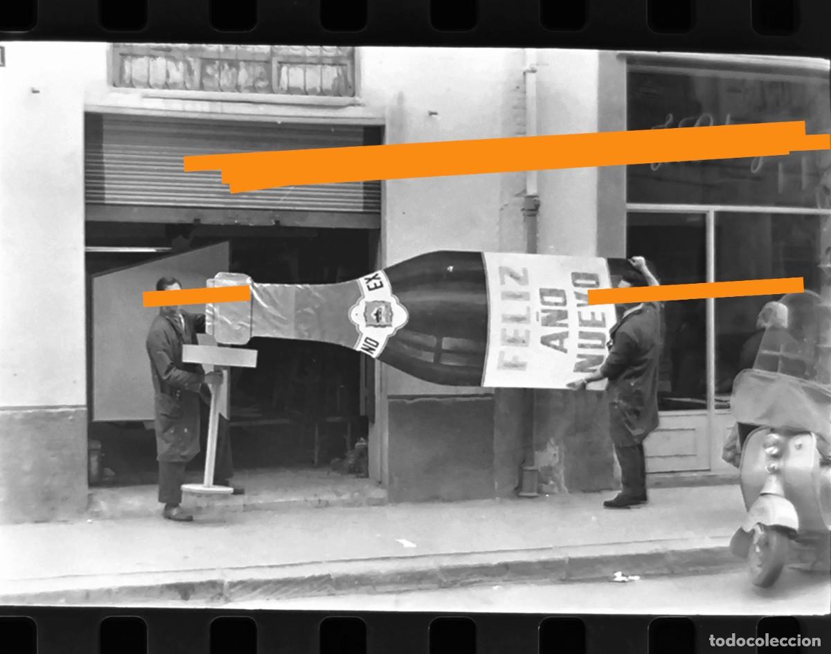 Fotograf&iacute;a antigua: Antiguo negativo de fotograf&iacute;a. Botella publicitaria. Publicidad. A&ntilde;os 60.
