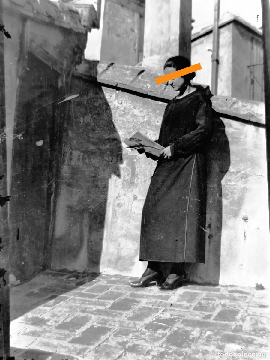 Fotograf&iacute;a antigua: Antiguo negativo de fotograf&iacute;a. Se&ntilde;orita leyendo una revista. A&ntilde;os 20/30.