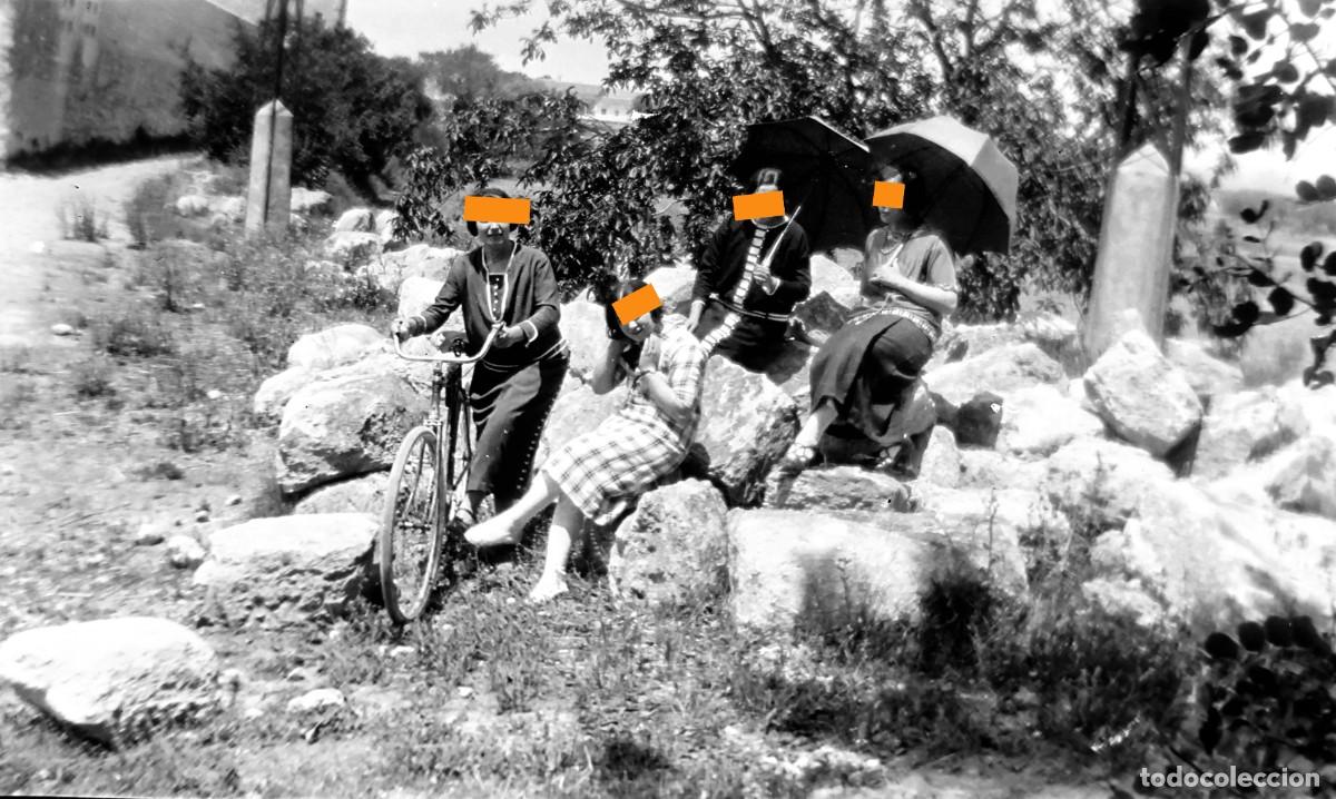 Fotograf&iacute;a antigua: Antiguo negativo de fotograf&iacute;a. Chicas de &eacute;poca en un entorno rural. A&ntilde;os 20/30.