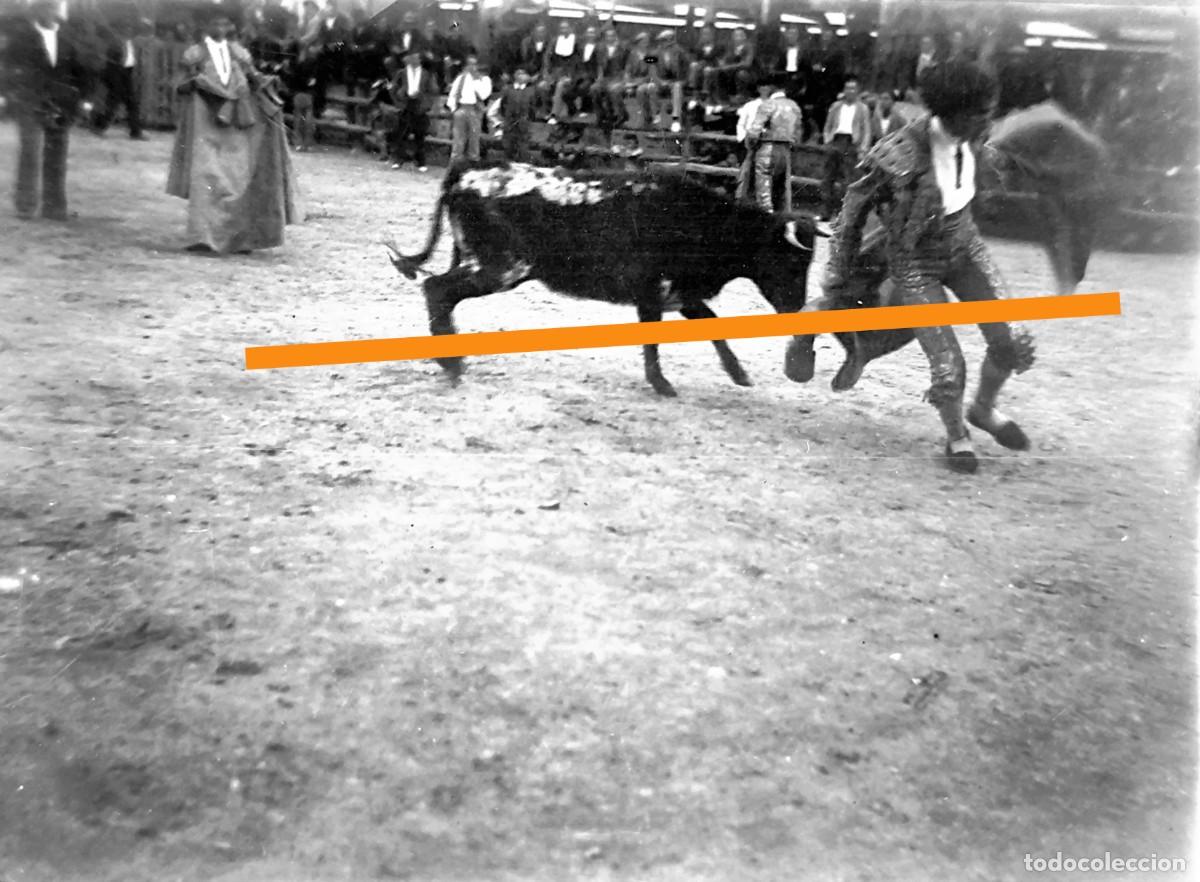 Fotografia antica: Antiguo negativo de fotograf&iacute;a. Faena taurina en una plaza de pueblo. A&ntilde;os 30.