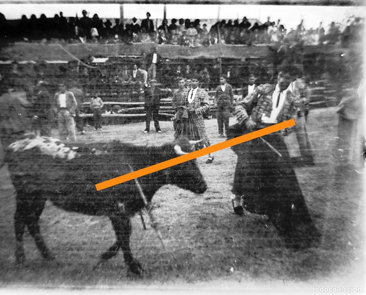 Fotografia antiga: Antiguo negativo de fotograf&iacute;a. Faena taurina en una plaza de pueblo. A&ntilde;os 30.