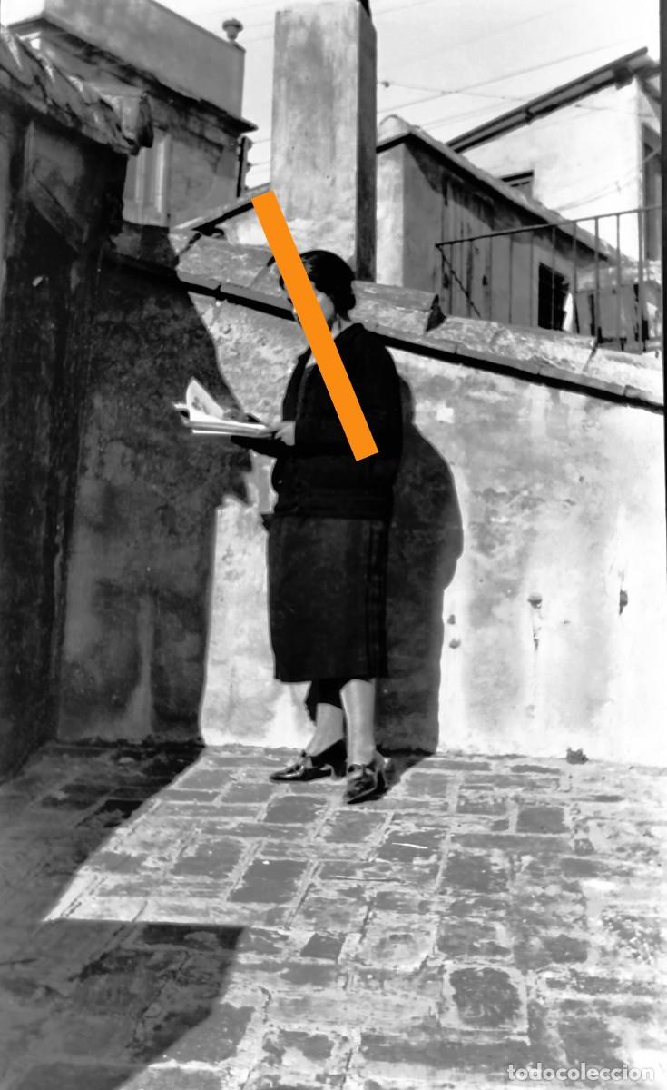 Fotograf&iacute;a antigua: Antiguo negativo de fotograf&iacute;a. Se&ntilde;orita leyendo una revista. A&ntilde;os 20/30.