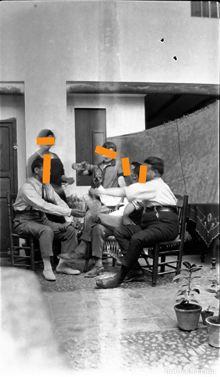 Fotograf&iacute;a antigua: Antiguo negativo de fotograf&iacute;a. Sirviendo bebida. A&ntilde;os 20/30.