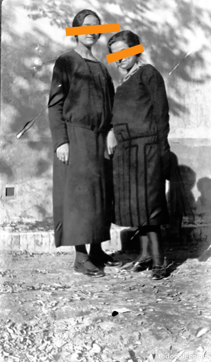 Fotograf&iacute;a antigua: Antiguo negativo de fotograf&iacute;a. Retrato de dos mujeres. A&ntilde;os 20/30.