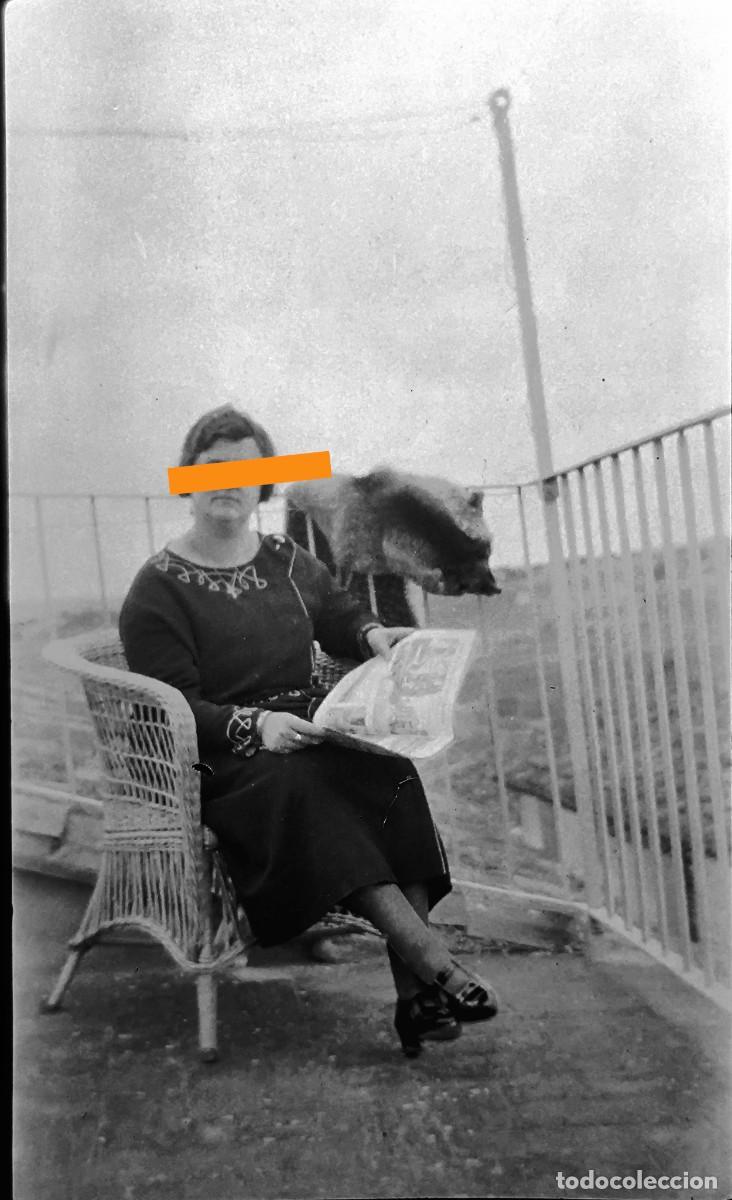 Fotograf&iacute;a antigua: Antiguo negativo de fotograf&iacute;a. Se&ntilde;orita leyendo una revista. A&ntilde;os 20/30.