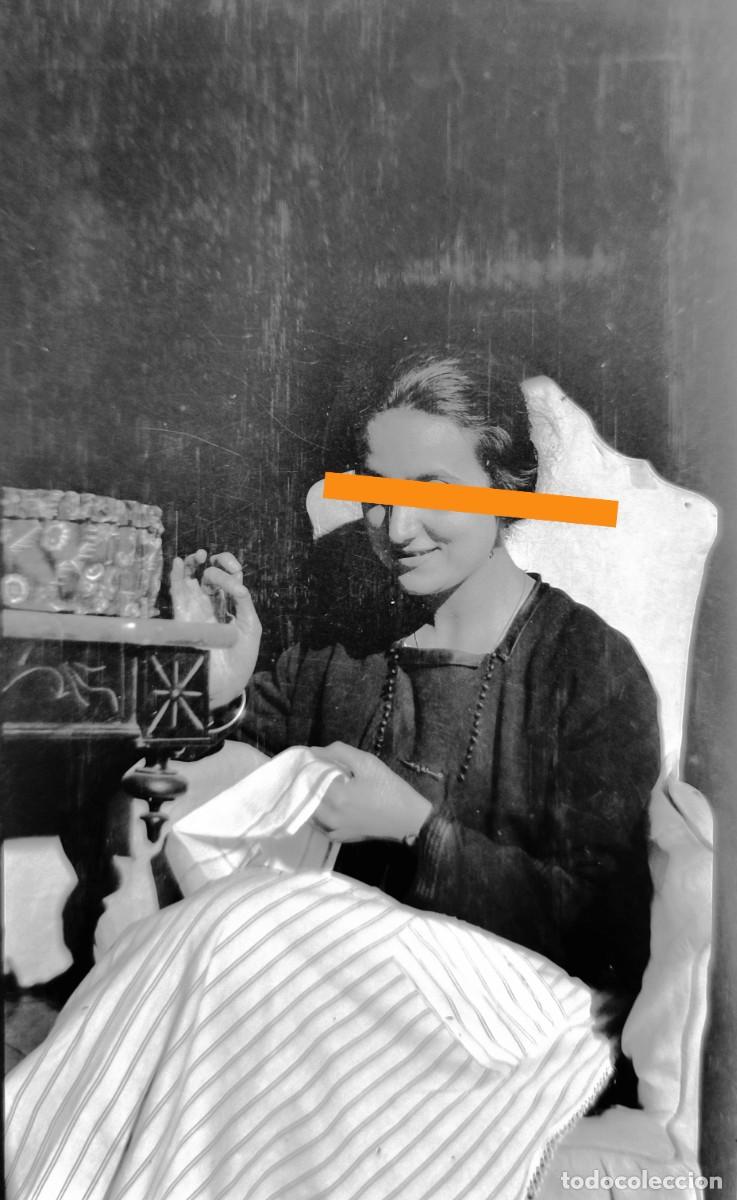 Fotograf&iacute;a antigua: Antiguo negativo de fotograf&iacute;a. Se&ntilde;orita cosiendo a mano. A&ntilde;os 20/30.