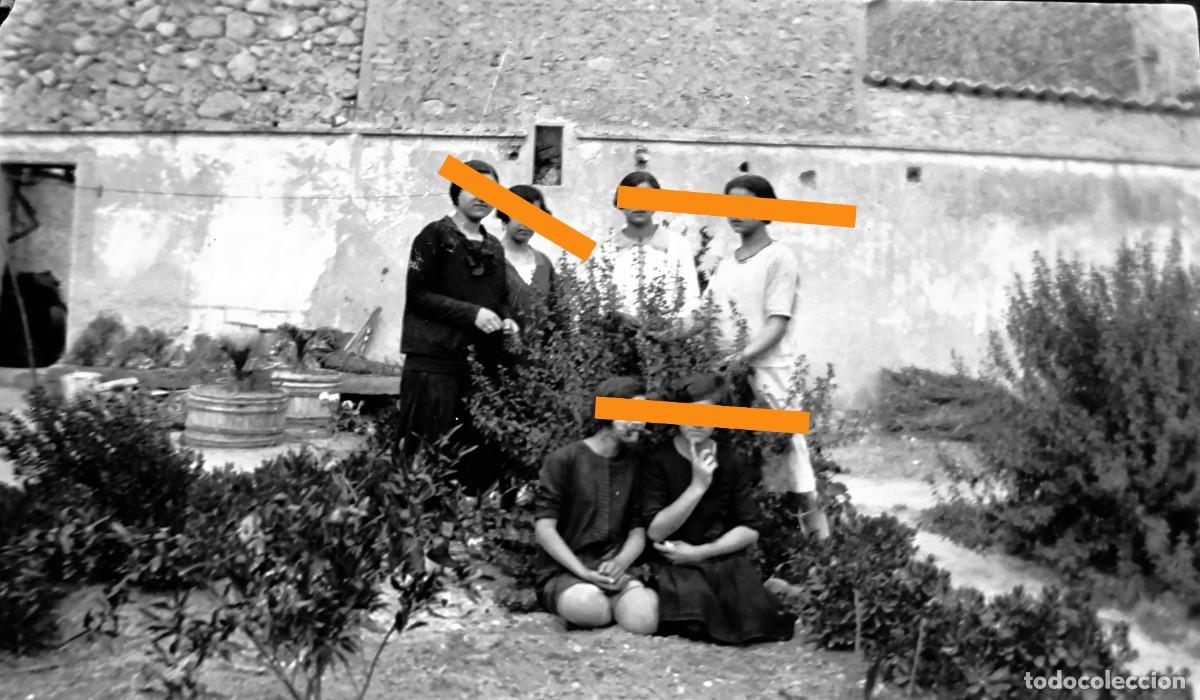Fotograf&iacute;a antigua: Antiguo negativo de fotograf&iacute;a. Chicas en el jard&iacute;n. A&ntilde;os 20/30.