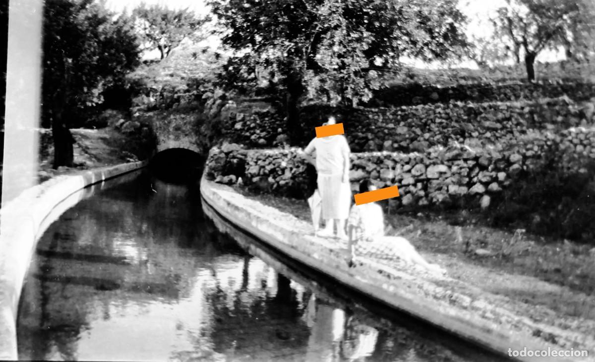 Fotograf&iacute;a antigua: Antiguo negativo de fotograf&iacute;a. Chicas. Entorno rural. A&ntilde;os 20/30.