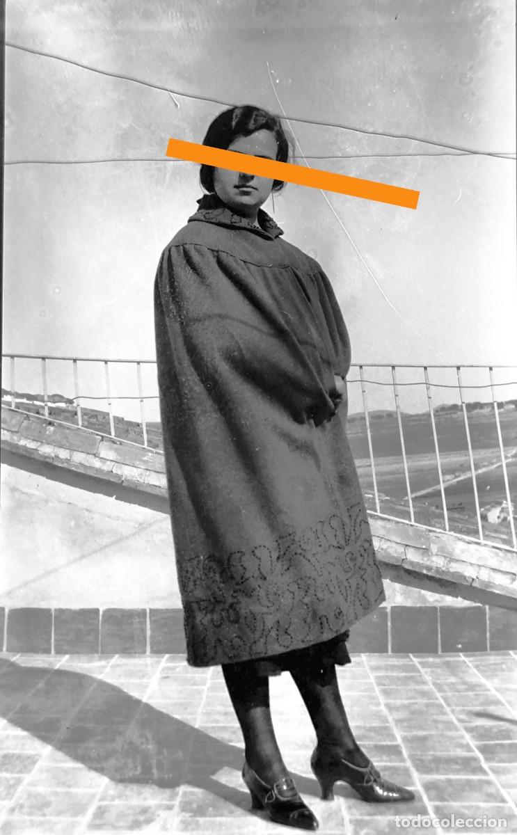 Fotograf&iacute;a antigua: Antiguo negativo de fotograf&iacute;a. Chica en la azotea. A&ntilde;os 20/30.