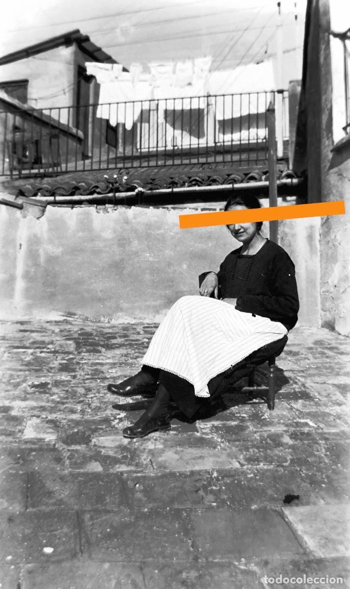 Fotograf&iacute;a antigua: Antiguo negativo de fotograf&iacute;a. Se&ntilde;ora en la azotea. A&ntilde;os 20/30.