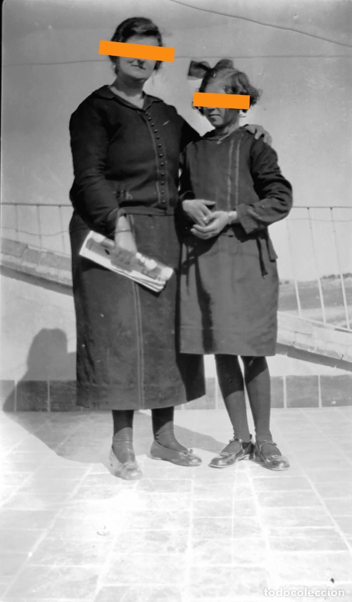 Fotograf&iacute;a antigua: Antiguo negativo de fotograf&iacute;a. Se&ntilde;ora y ni&ntilde;a en la azotea. A&ntilde;os 20/30.